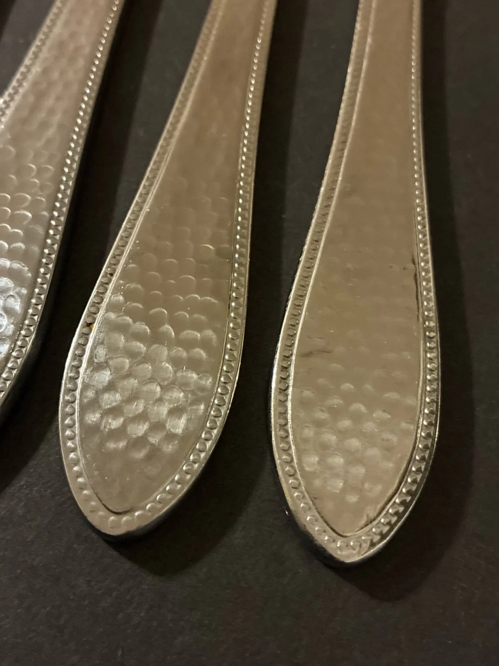 Hammered Glossy Stainless Cambridge Set Of 4 Dinner Knives Silver Tone